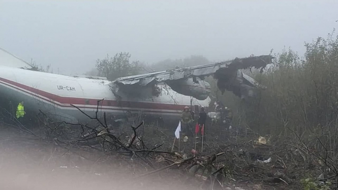 Самолет совершил аварийную посадку возле Львова, данные о пострадавших и погибших разнятся