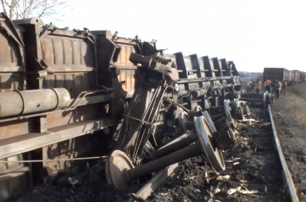 У Макіївці на території, яку контролюють бойовики, перекинулися вагони з вугіллям, - фото