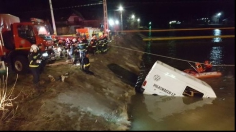 В Румынии микроавтобус упал в реку: девять человек погибли