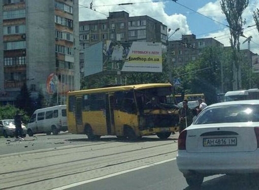 В Донецке КамАЗ с террористами врезался в маршрутку - фото 