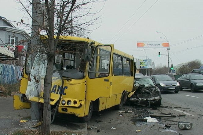 У Києві автомобіль BMW протаранив маршрутку з пасажирами: є постраждалі