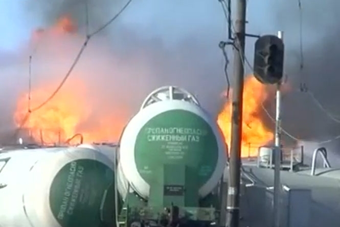 В Донецькій області з колії зійшов поїзд з бутаном: дві цистерни вибухнуло,- відео