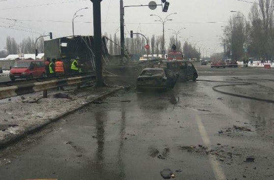 В результате ДТП в Киеве сгорели четыре автомобиля