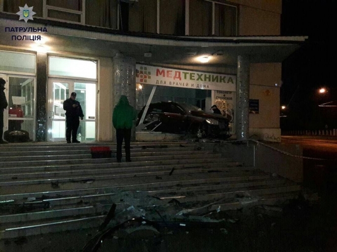 В Одессе пьяный водитель влетел в витрину магазина, убегая от полицейских