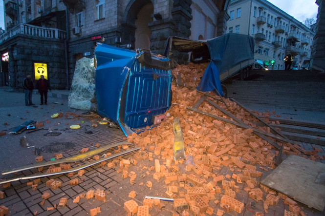 В центре Киева напротив мэрии перевернулся грузовик с кирпичом