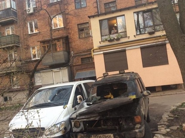 Неизвестные сожгли два автомобиля волонтеров в Харькове, - фото
