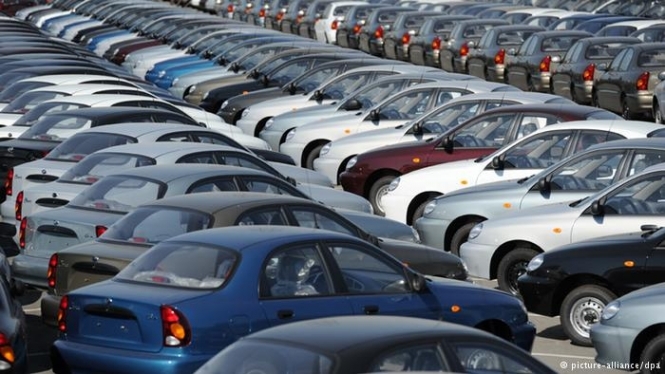 Кабмин просит Президента подписать закон относительно импорта подержанных авто