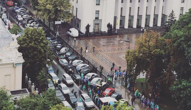 Центр Києва заблокували водії автомобілів на єврономерах, - ОНОВЛЕНО