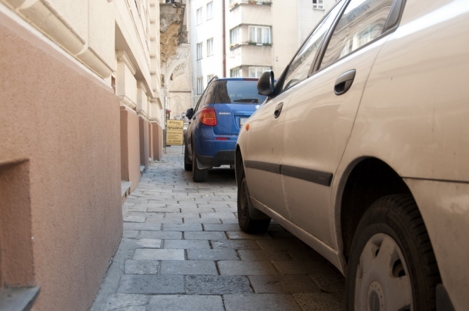 Тротуар – не парковка: Азаров заборонив паркуватися на пішохідних доріжках