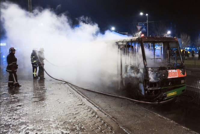 В Харькове полностью сгорела маршрутка