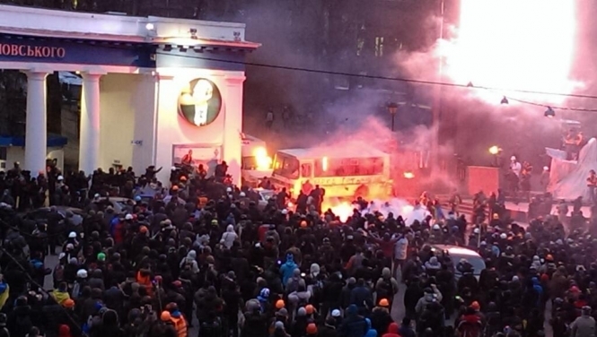 Невідомі підпалили автобус біля входу на стадіон "Динамо"