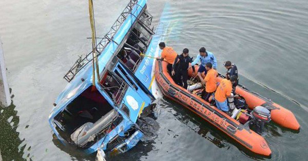 В Індії автобус впав з мосту в річку: загинули 36 людей