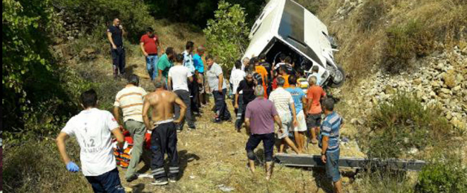 У Туреччині туристичний автобус провалився у прірву: є загиблі і поранені
