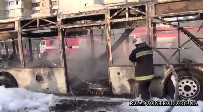 Пасажирський автобус на Троєщині згорів через коротке замикання, - МВС