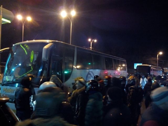 Активісти заблокували п'ять автобусів з 