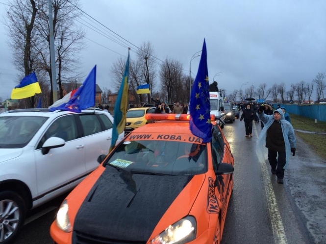 Автомайдан заспівав гімн біля воріт Медведчука і повертається до столиці