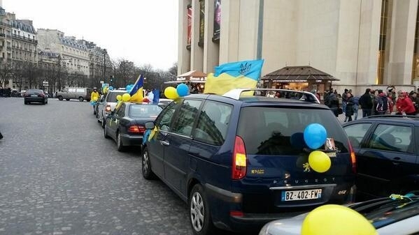 АнтиАвтомайдан окружил автомайдановцов на Европейской площади