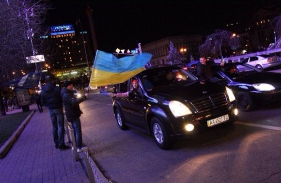 Автомобілісти відправляються в аеропорти зустрічати Януковича