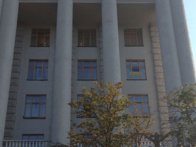 На вікнах Тігіпка з'явився прапор (фото)