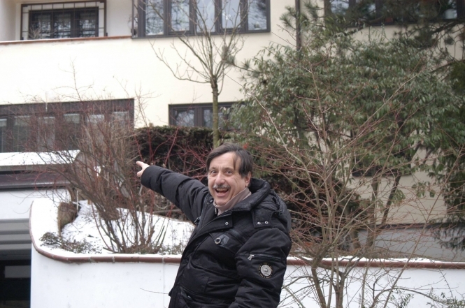Автомайдан пикетировал имение Азарова в Вене: Австрия, прогони убийцу 