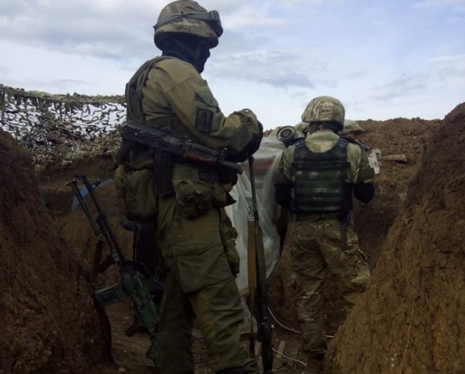 На Донбасі поранено трьох українських військових