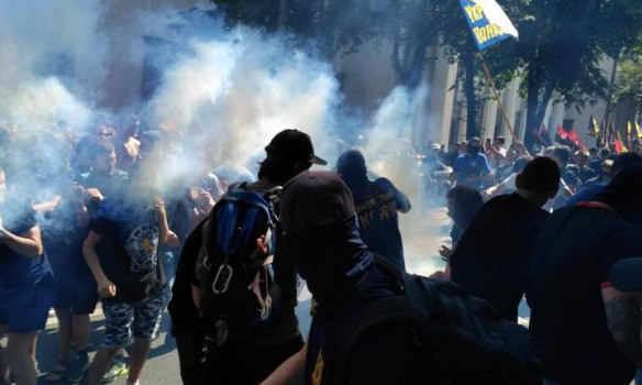 Полиция применила газовые баллончики к участникам протестов под Радой - Национальный корпус