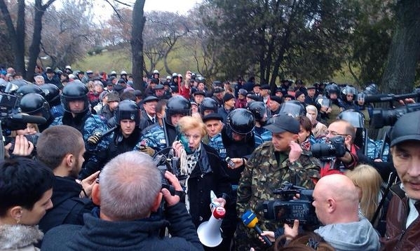 Митинг коммунистов в Харькове забросали яйцами и камнями