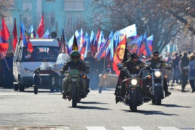 Під триколорами та червоними прапорами терористи організували в  Луганську антифашистський марш - фото