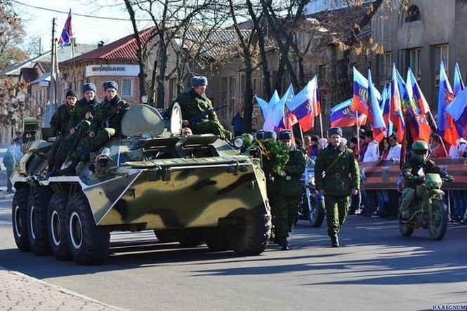 Під триколорами та червоними прапорами терористи організували в  Луганську антифашистський марш - фото