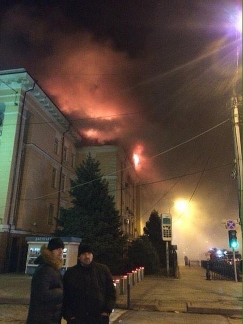 В столиці Дагестану горить будівля управління ФСБ Росії, - фото, відео