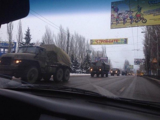 Из Макеевки в сторону Донецка едет колонна из 50 единиц военной техники с российским флагом, - фото