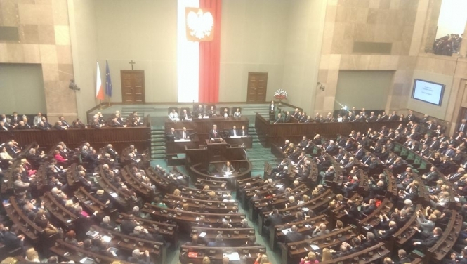 Порошенко пообіцяв внести законопроект про відміну позаблокового статусу України після повернення з Польщі