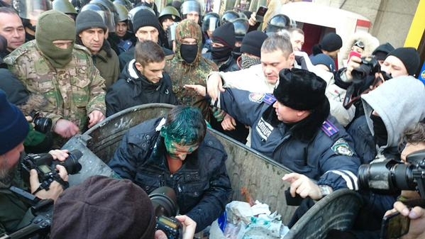 У Харкові активісти закидали яйцями, облили зеленкою та кинули в смітник екс-