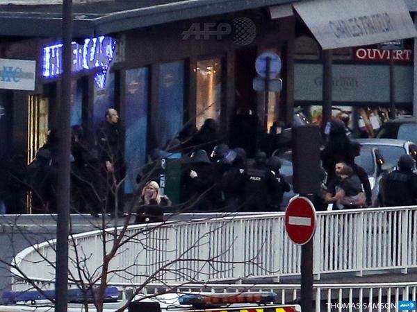 Поліція Франції провела дві антитерористичні операції: всіх заручників звільнено, терористів знешкоджено
