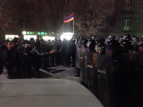 В Єревані мітингувальники під посольством Росії скандують 