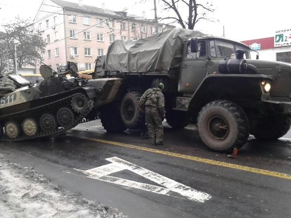 К Дебальцево террористы перебросили дополнительные 18 танков и 23 бронированные машины, - Тимчук