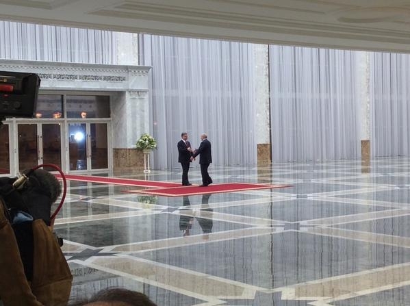За вигук на адресу Порошенка російського журналіста вигнали з мінського Палацу Незалежності