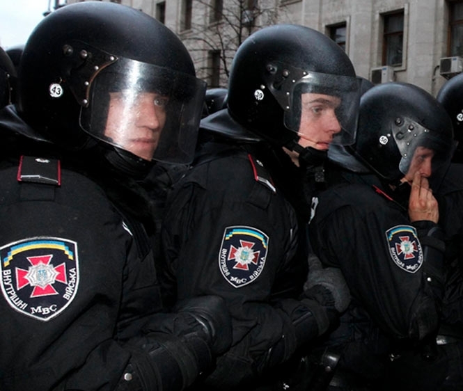 Глава МВС стягує в Київ додаткові сили внутрішніх військ 