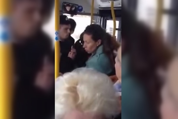 Русскоязычная жительница Риги оплевала и обматерила пассажиров автобуса, - ВИДЕО