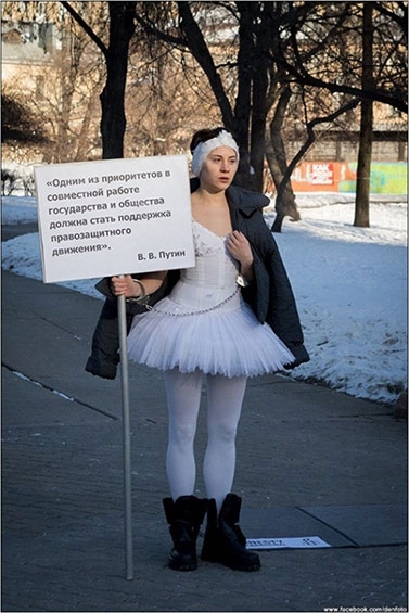 Против репрессий в 25° градусов мороза: украинцы поджигают правительственный квартал - русские танцуют балет