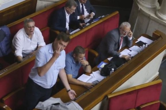 Депутат от Опоблоку показал средний палец журналистам в зале Рады - ВИДЕО