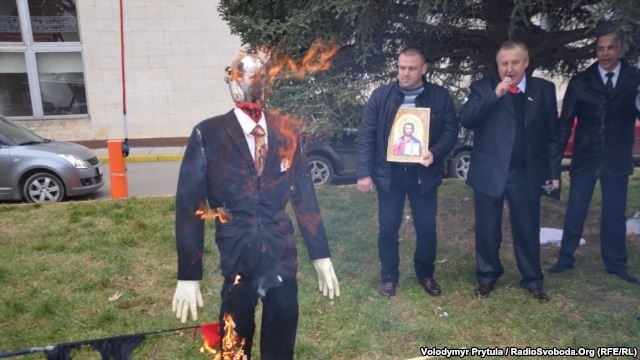 В Крыму сгорели Бандера и флаг УПА