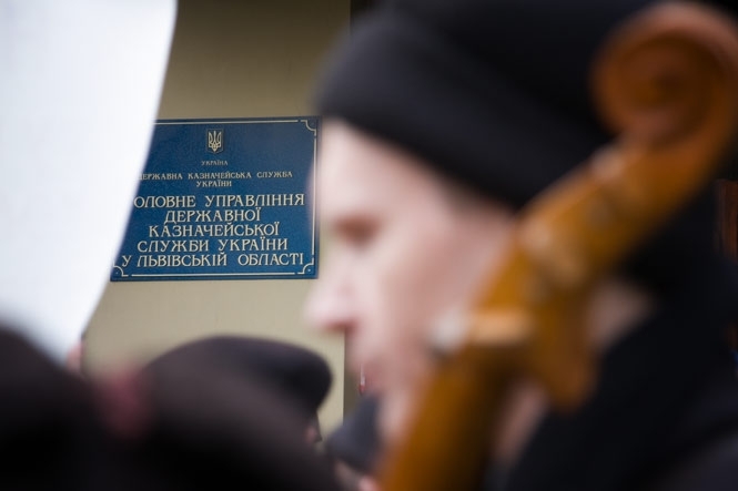Незрячие бандуристы пикетировали казначейство во Львове