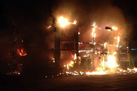 Терористи у Маріуполі спалили банк та розгромили офіс 