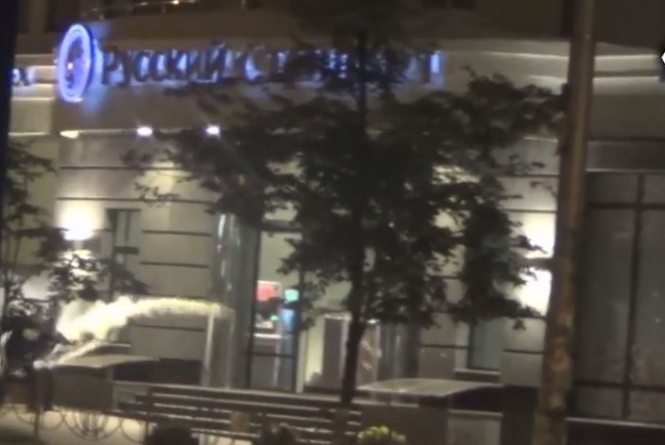Российский банк в центре Киева ночью забросали дымовыми шашками и фейерверками, - видео