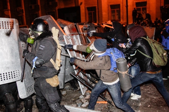 Мирный Майдан и штурм на Банковой (фото)