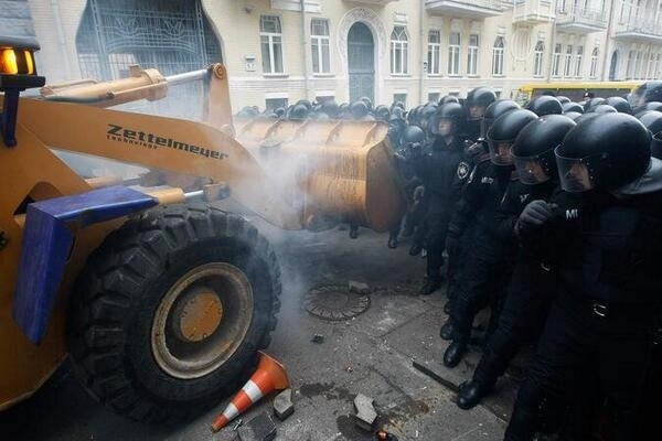 Невдалий штурм АП: міліція застосувала газ, провокатори відступають