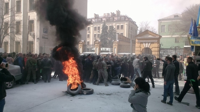 Столкновения на Банковой: под АП горят шины, активисты требуют встречи с Порошенко, - ВИДЕО