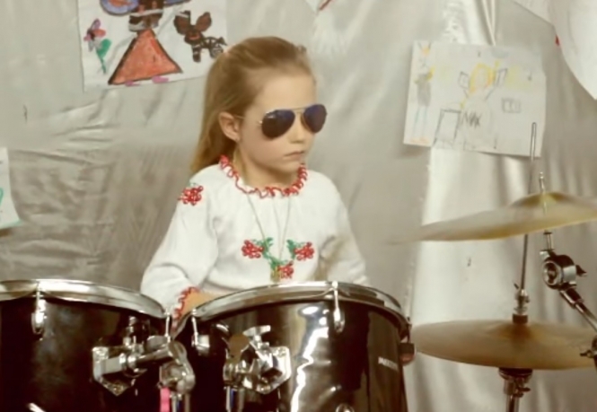 В сети набирает популярность ролик с маленькой барабанщицей - ВИДЕО