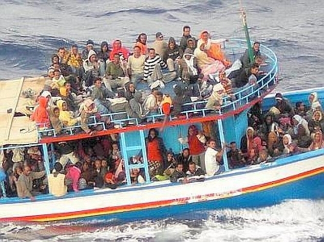 Біля берегів Сицилії врятували човен із 300 біженцями